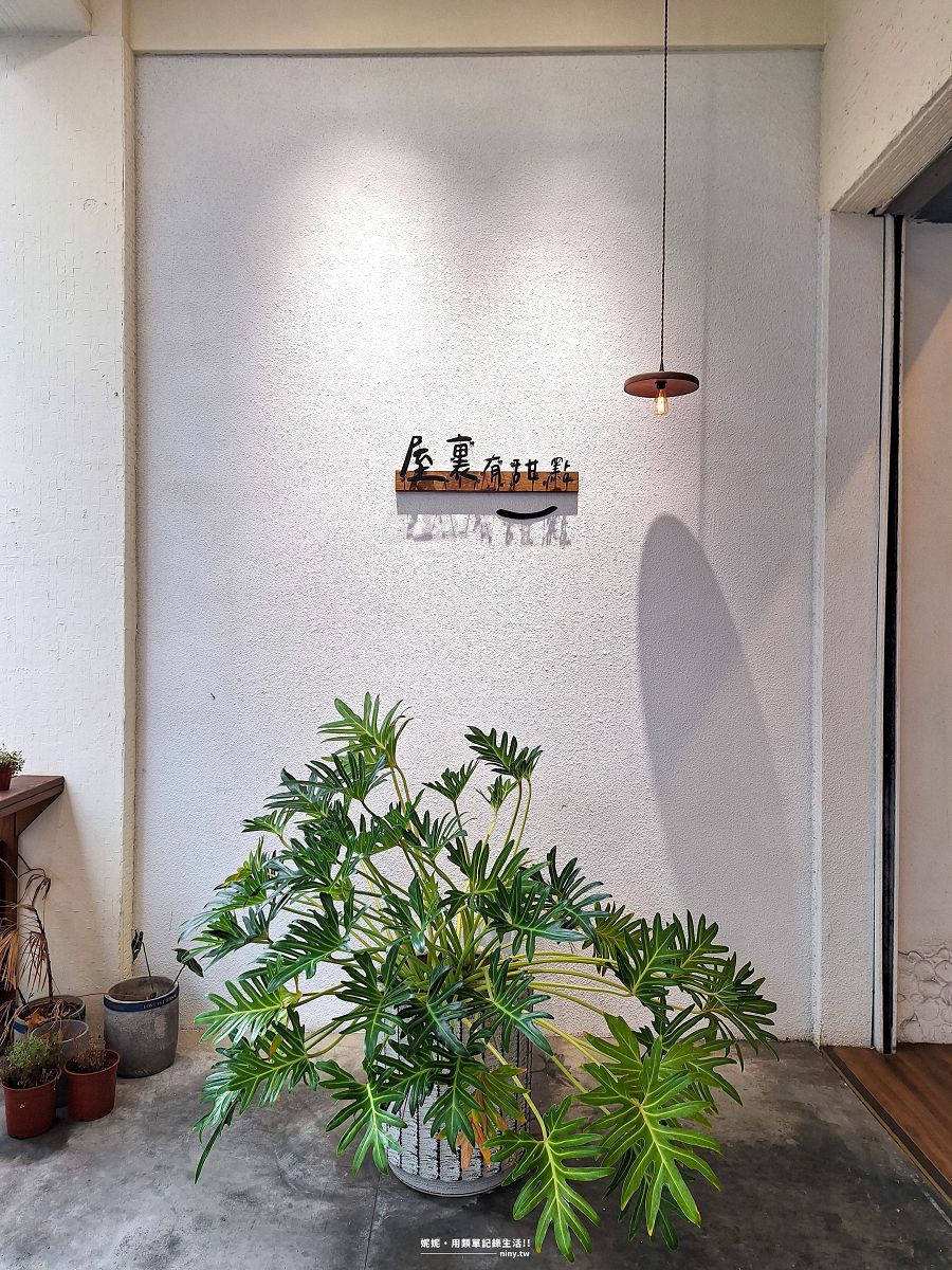 咖啡。高雄★屋裏有甜點 在木質風溫暖咖啡廳內找到美味的千層蛋糕 - 第4張圖