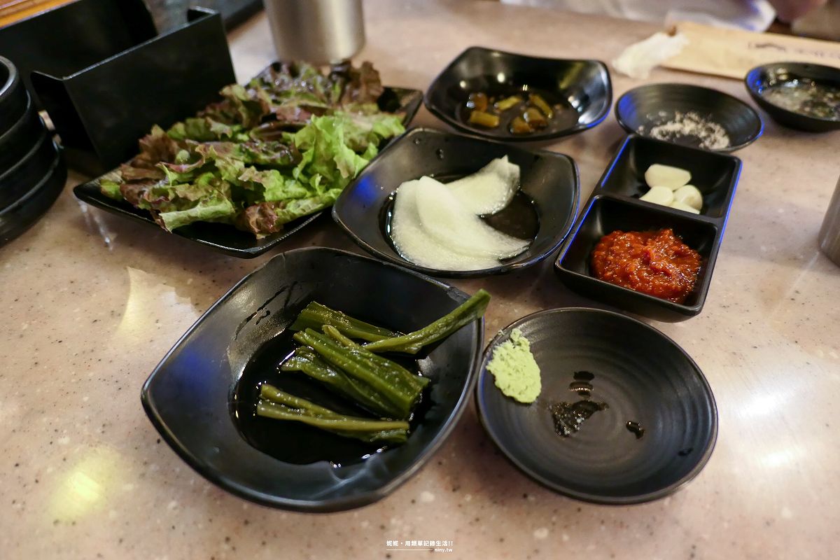 食記。首爾★忠武路 超飯食堂 一次滿足想吃烤肉與烤腸的慾望 - 第5張圖