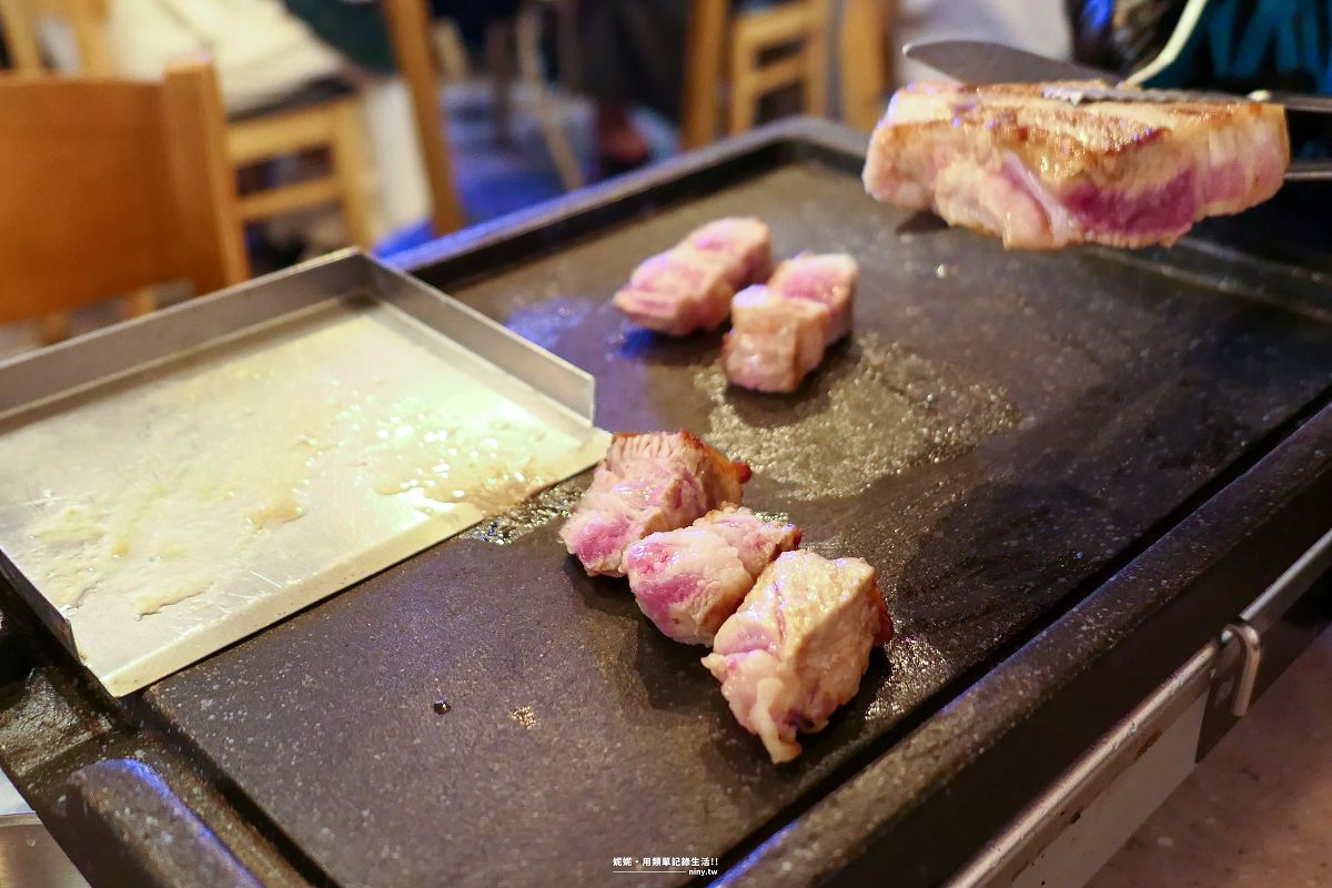 食記。首爾★忠武路 超飯食堂 一次滿足想吃烤肉與烤腸的慾望 - 第7張圖