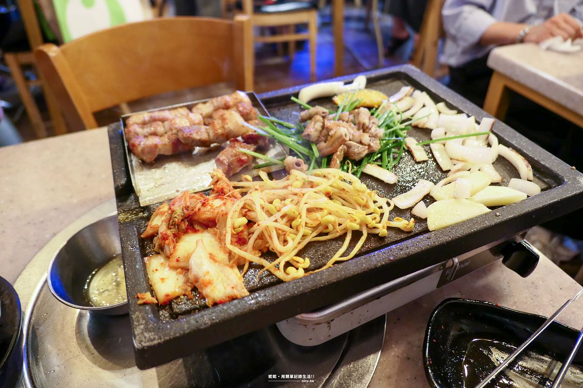 食記。首爾★忠武路 超飯食堂 一次滿足想吃烤肉與烤腸的慾望 - 第14張圖
