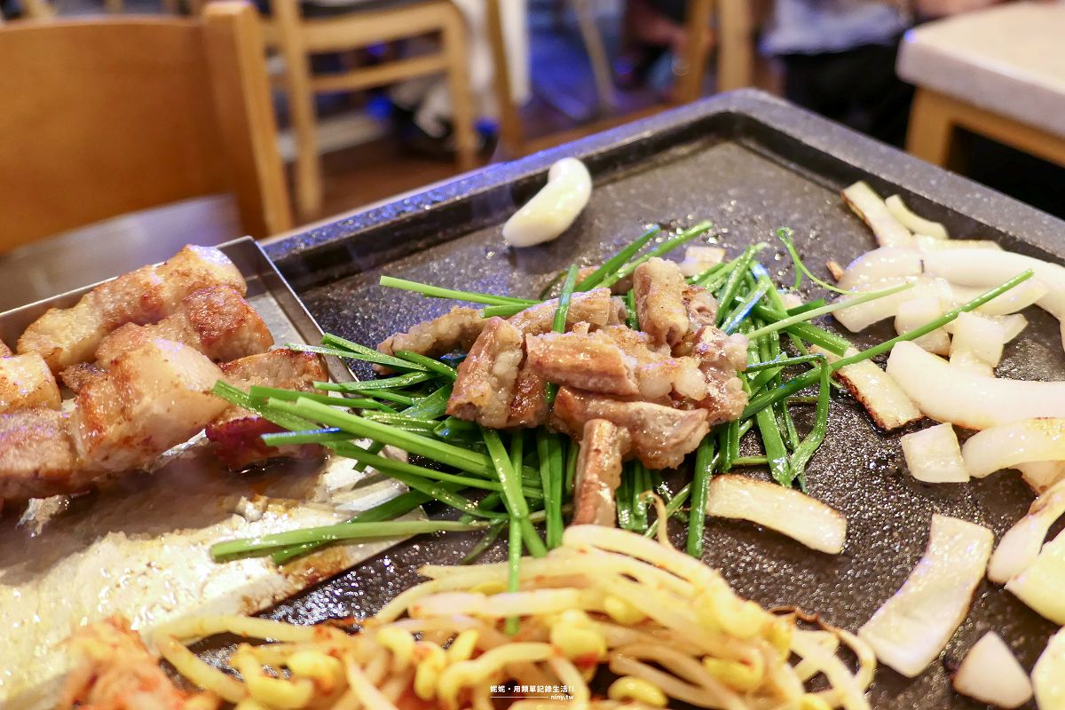 食記。首爾★忠武路 超飯食堂 一次滿足想吃烤肉與烤腸的慾望 - 第12張圖