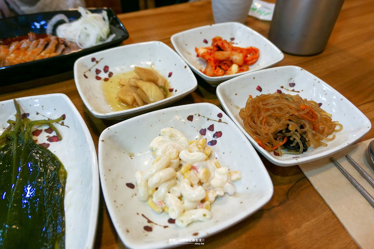 食記。首爾★Vega Bossam(베가보쌈) 弘大店 單人也能享用菜包肉定食 - 第11張圖