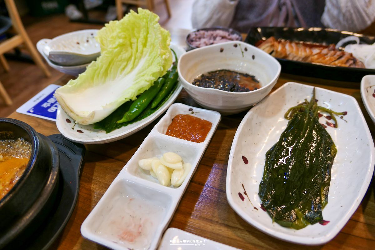 食記。首爾★Vega Bossam(베가보쌈) 弘大店 單人也能享用菜包肉定食 - 第12張圖