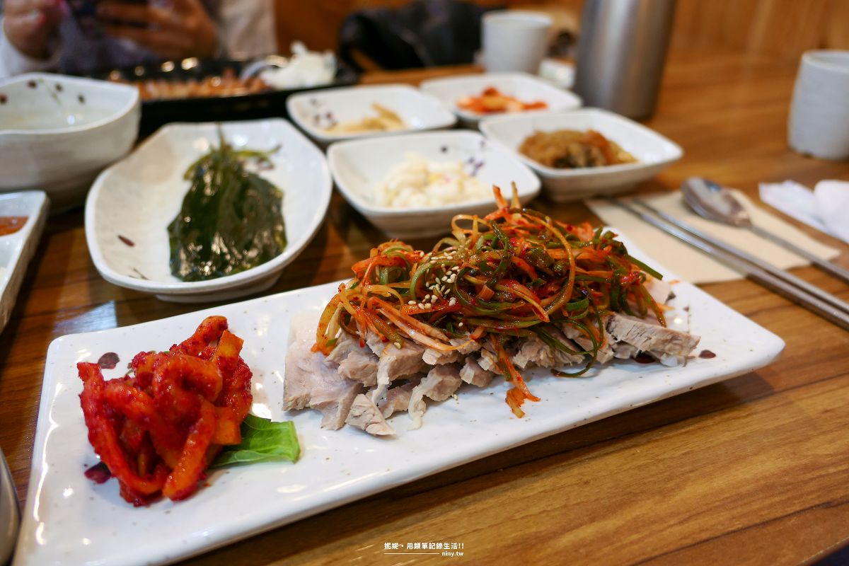 食記。首爾★Vega Bossam(베가보쌈) 弘大店 單人也能享用菜包肉定食 - 第21張圖